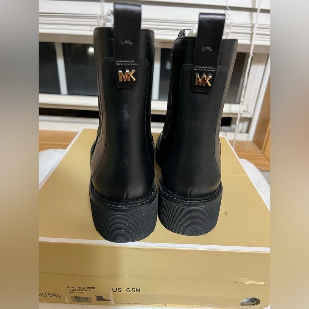 Michael Kors Miller Chelsea boot black w/signature brown side panels sz 6.5 NIB - Picture 2 of 6
